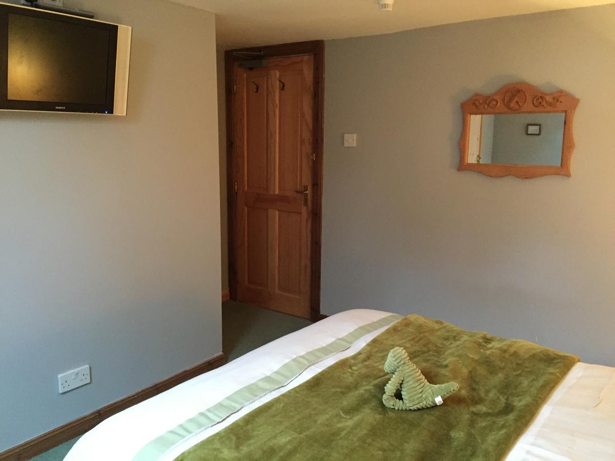 Bridgend of Lintrathen 로지 앳 로크사이드 B&B 외부 사진