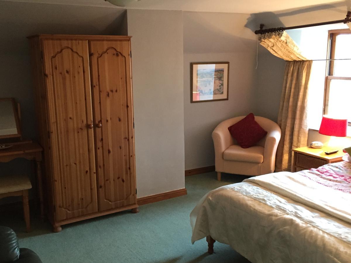 Bridgend of Lintrathen 로지 앳 로크사이드 B&B 외부 사진