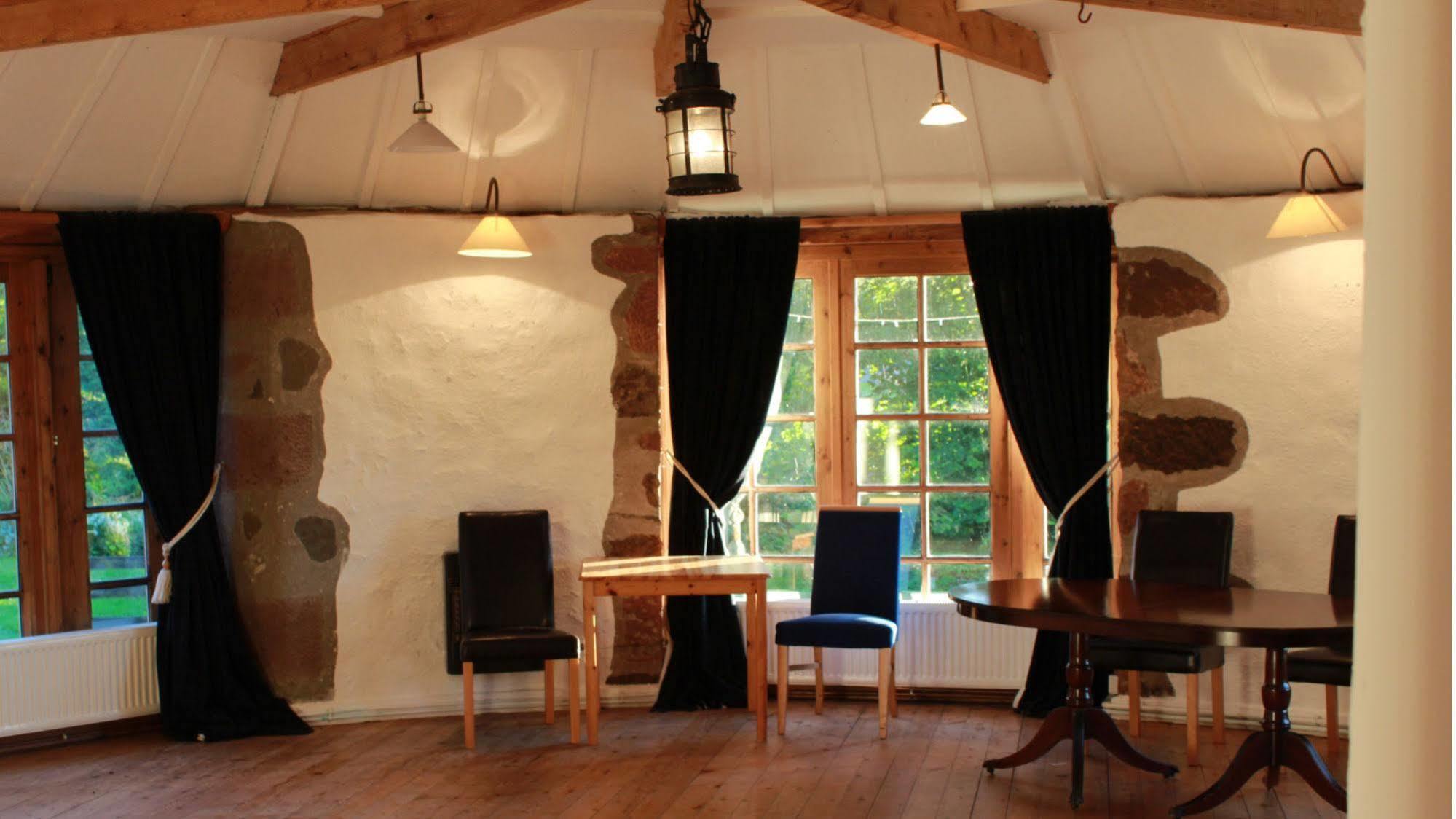 Bridgend of Lintrathen 로지 앳 로크사이드 B&B 외부 사진